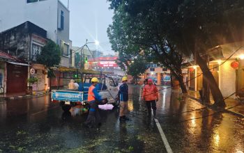 Polisi Bersama Tim Gabungan Bergerak Cepat Atasi Pohon Tumbang di Karanggetas