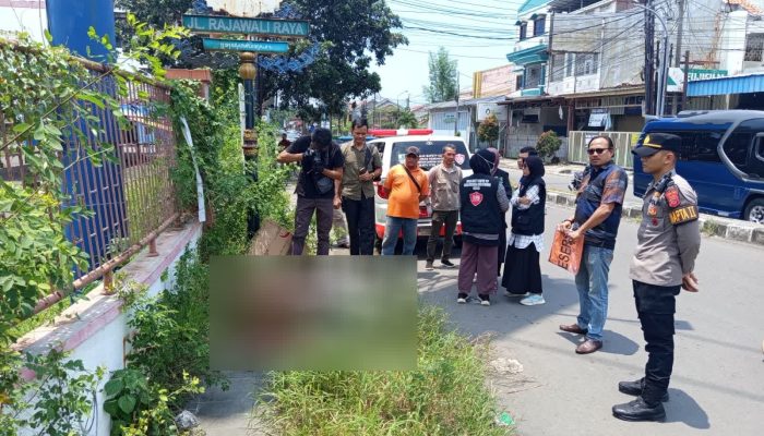 Polisi Gerak Cepat Tangani Seorang Pria Ditemukan Tak Bernyawa di Trotoar Lampu Merah Rajawali