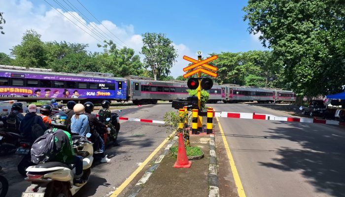 Dalam Meningkatkan Keselamatan Perlintasan, KAI Daop 3 Cirebon Tambah Palang Pintu Menjadi 4 Sisi di JPL 200 Krucuk
