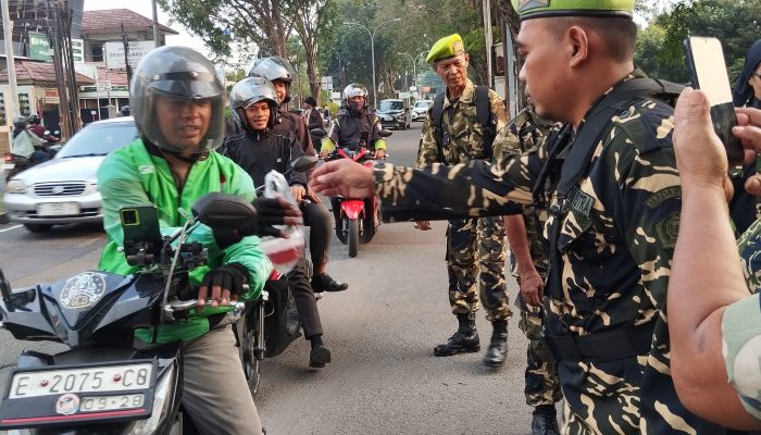 PC PPM Kota Cirebon Bagikan 150 Bungkus Takjil di Jalan Cipto Mangunkusumo