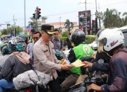 Aksi Humanis Polisi Membagikan Vitamin dan Jas Hujan Gratis Bagi Pemudik Pengguna Kendaraan Roda Dua