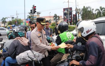 Aksi Humanis Polisi Membagikan Vitamin dan Jas Hujan Gratis Bagi Pemudik Pengguna Kendaraan Roda Dua