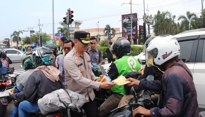 Aksi Humanis Polisi Membagikan Vitamin dan Jas Hujan Gratis Bagi Pemudik Pengguna Kendaraan Roda Dua