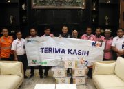 KAI Daop 3 Cirebon Berbagi 160 Paket Sembako kepada Para Porter Stasiun dan Pensiunan KAI