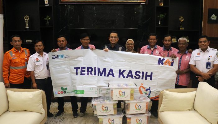 KAI Daop 3 Cirebon Berbagi 160 Paket Sembako kepada Para Porter Stasiun dan Pensiunan KAI