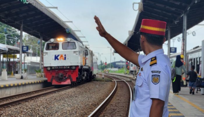 Pekerja KAI yang Tetap Bertugas di Hari Raya Idul Fitri 1447 H, Melayani Sepenuh Hati untuk Pelanggan KAI