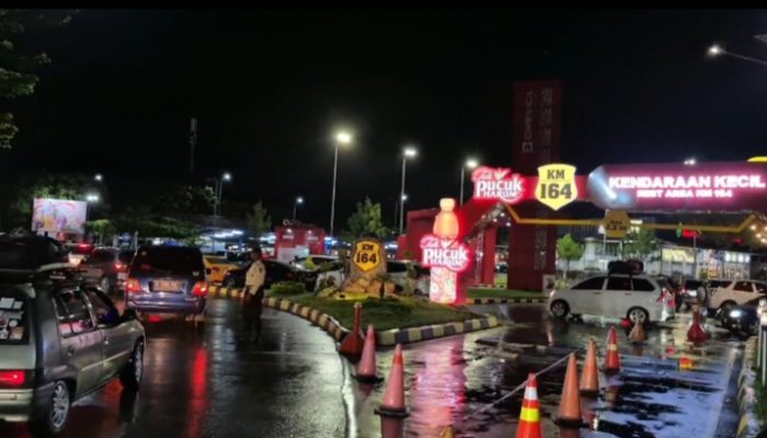 Kendaraan yang Melintas di Tol Cipali Hingga Sore ini Mencapai 54 Ribu, Walaupun ​Lalu Lintas Landai Disertai Hujan, Optimalkan Istirahat di Rest Area