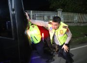 Kapolres Cirebon Kota Terjun Langsung Evakuasi Bus Patah As di Jalur Arteri di Tengah Padatnya Arus Balik