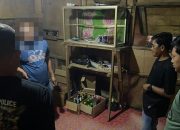 Polisi Gerebek Warung Penjual Miras Oplosan dan Beralkohol Puluhan Botol Miras dan Diduga Pelaku Diamankan