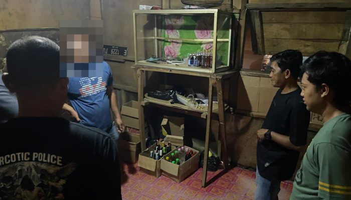 Polisi Gerebek Warung Penjual Miras Oplosan dan Beralkohol Puluhan Botol Miras dan Diduga Pelaku Diamankan