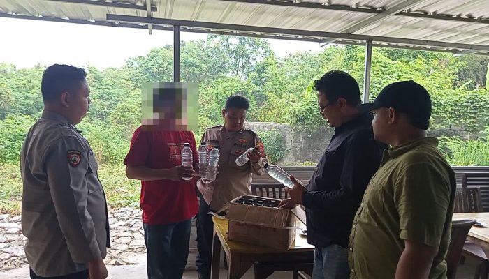 Polisi Ungkap Peredaran Miras di Belakang Terminal Bus Harjamukti Puluhan Botol Miras Diamankan