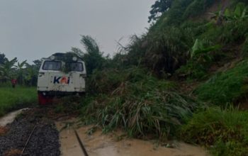 Akibat Longsor di Saasaksaat, KAI Daop 3 Cirebon Sampaikan Permohonan Maaf Atas Dampak KA Ciremai Tertahan Perjalanan