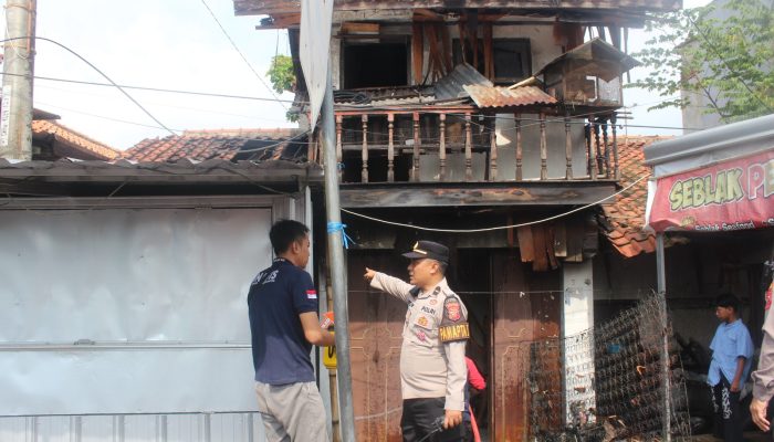 DIduga Akibat Konsleting Listrik Sebuah Rumah di Gunung Jati Kebakaran, Kesigapan Polisi dan Damkar Api Bisa Dipadamkan