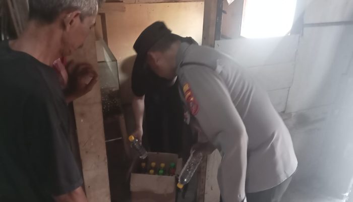 Polsek Seltim Gelar Operasi Pekat Mengamankan Belasan Botol Miras Jenis Ciu di Jalan Pramuka Harjamukti