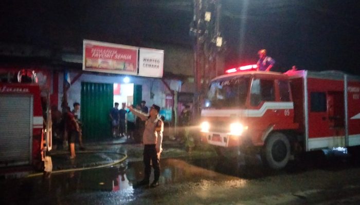Kios Mie Ayam Jalan Cemara Kebakaran, Polisi dan Damkar Cepat Antisipasi Memadamkan Kobaran Api