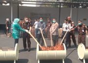 Kejari Kota Cirebon Melaksanakan Pemusnahan Barang Bukti dari 74 Perkara 