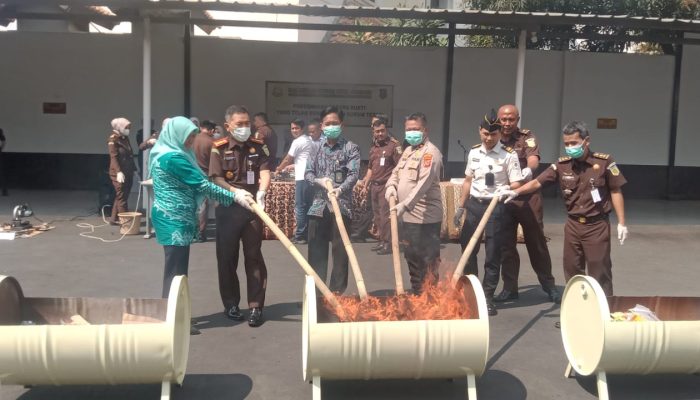 Kejari Kota Cirebon Melaksanakan Pemusnahan Barang Bukti dari 74 Perkara 