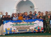 Babinsa Kebon Baru Bersama Warga Gelar Bersihkan Masjid Dalam Rangka Gerakan Pemberantasan Sarang Nyamuk (PSN)