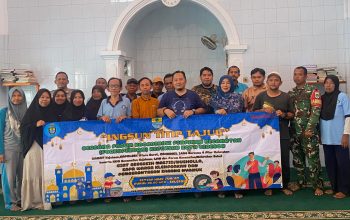Babinsa Kebon Baru Bersama Warga Gelar Bersihkan Masjid Dalam Rangka Gerakan Pemberantasan Sarang Nyamuk (PSN)