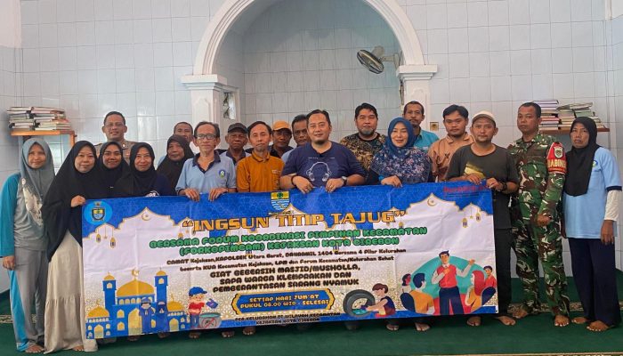 Babinsa Kebon Baru Bersama Warga Gelar Bersihkan Masjid Dalam Rangka Gerakan Pemberantasan Sarang Nyamuk (PSN)