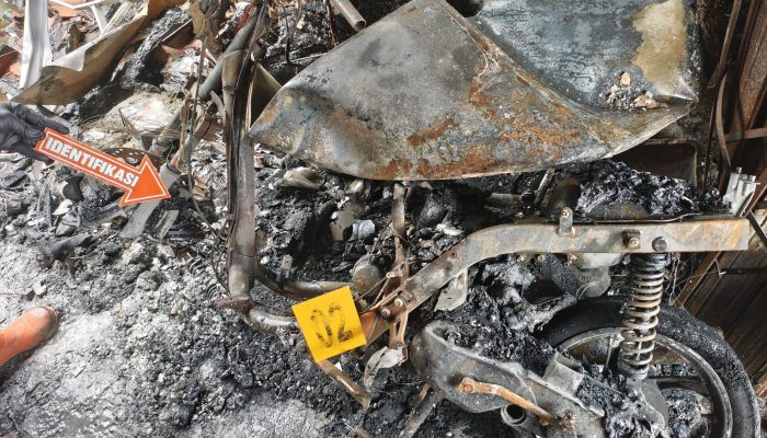 Kebakaran Hebat Menghanguskan Sebuah Ruko di Gunungjati, Bengkel dan Toko Aki Ludes Terbakar