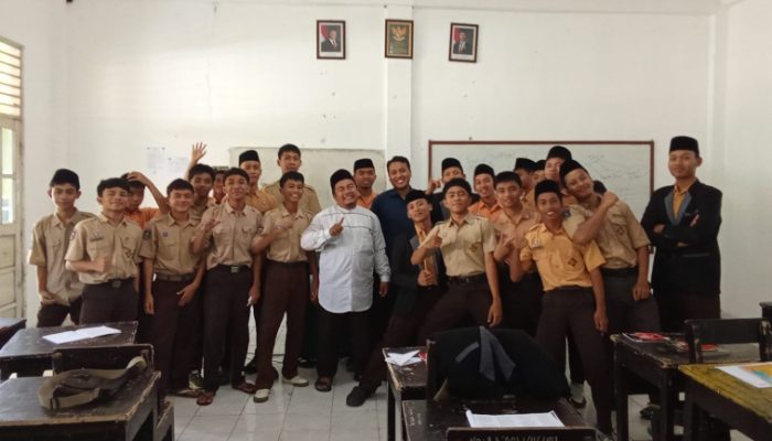Alpian Ghazali Putra Bagi Motivasi dan Informasi Beasiswa pada Siswa Madrasah Aliyah Nurul Hakim