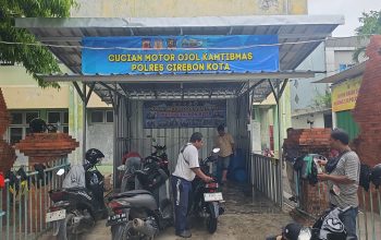 Polres Cirebon Kota Hadirkan Cuci Motor Gratis untuk Ojol