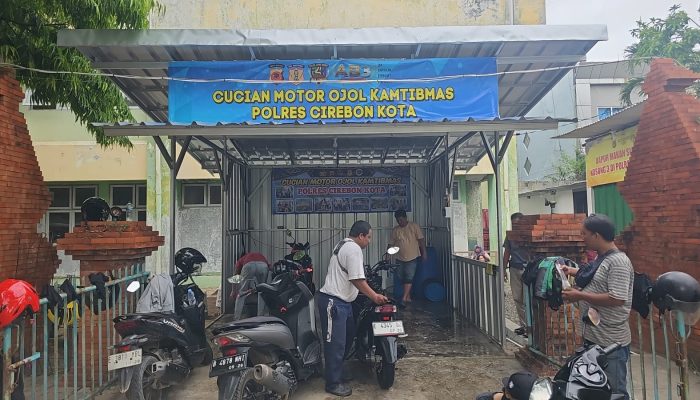 Polres Cirebon Kota Hadirkan Cuci Motor Gratis untuk Ojol
