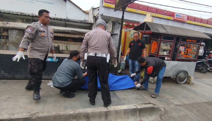 Pria Paruh Baya Ditemukan Warga Sudah Tak Bernyawa di Trotoar Jalan Tuparev, Polisi Evakuasi Korban ke RSUD Gunungjati