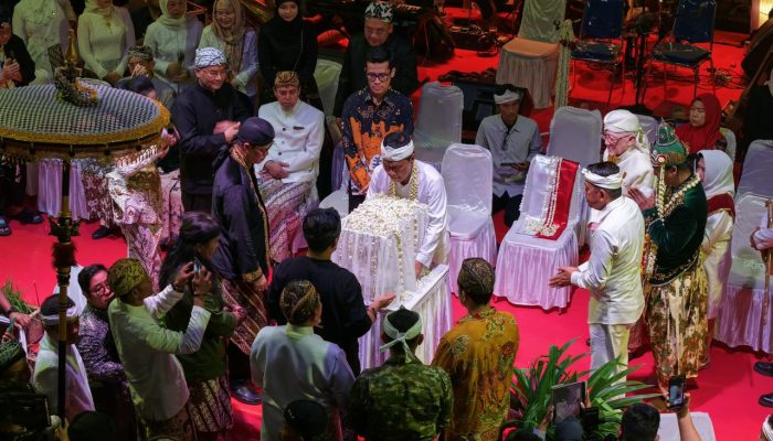 Kirab Budaya Milangkala Mahkota Binokasih, Teguhkan Cirebon sebagai Kota Budaya dan Pluralisme