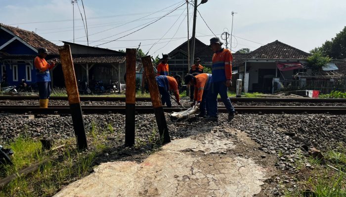 Peningkatan Keselamatan, KAI Daop 3 Cirebon Gencarkan Penutupan Perlintasan Sebidang Ilegal