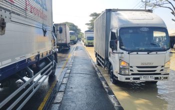Jalur Pantura di Pangenan Cirebon Terdampak Banjir, Kendaraan Terjebak Hingga 5 Km
