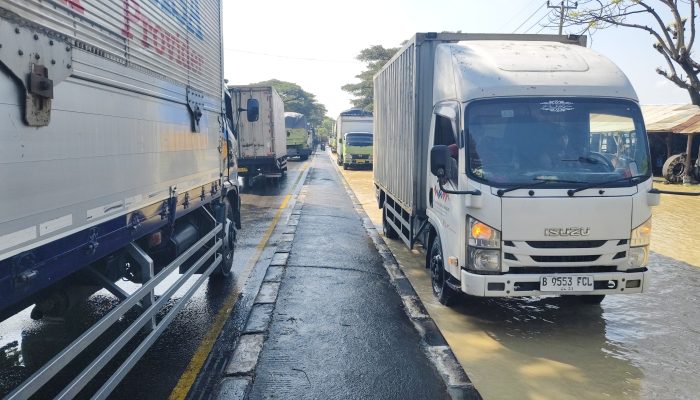 Jalur Pantura di Pangenan Cirebon Terdampak Banjir, Kendaraan Terjebak Hingga 5 Km