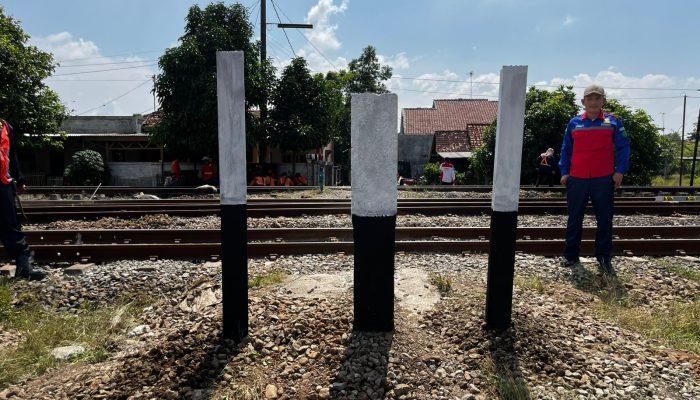 Demi Keselamatan KAI Daop 3 Cirebon Tutup Perlintasan Sebidang Ilegal di Kabupaten Subang