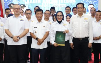 Pengukuhan Kadin Kota Cirebon, Wali Kota Tekankan Kolaborasi Jadi Kunci Pertumbuhan Ekonomi