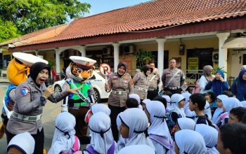 Satlantas Polres Cirebon Kota Mengenalkan dan Edukasi Rambu Lalu Lintas ke Anak-anak TKIT Imam Bondjol