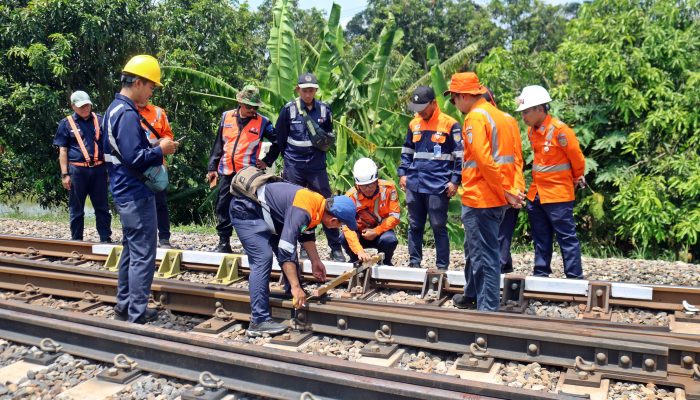Sambut Libur Panjang Idul Adha, KAI Daop 3 Cirebon Intensifkan Pemeriksaan Infrastruktur dan Prasarana Guna Keselamatan Perjalanan Kereta Api