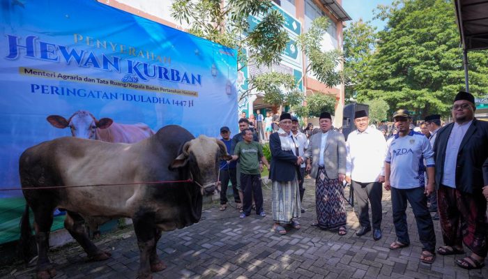 Serahkan Hewan Kurban ke Ponpes Darunnajah, Menteri Nusron: Iduladha Jadi Momentum Mempererat Kebersamaan
