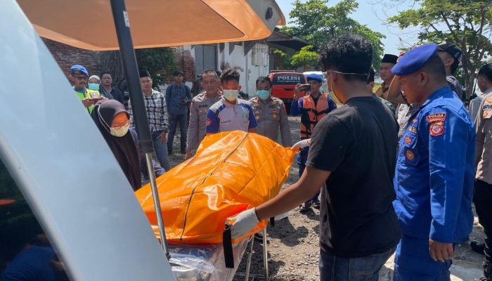 Mayat Tanpa Identitas Ditemukan Terapung di Laut Cirebon, Korban di Evakuasi ke RSUD Gunung Jati