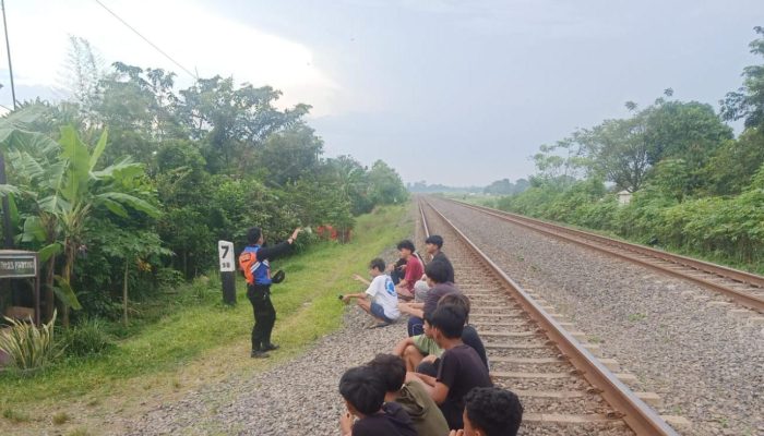 Jelang Liburan Sekolah, KAI Daop 3 Cirebon Melarang Keras Masyarakat Bermain di Area Jalur KA dan Aksi Vandalisme