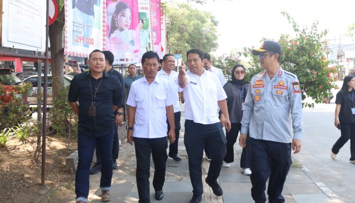 Wali Kota Tinjau Pemagaran Trotoar CSB, Upaya Tingkatkan Kenyamanan Pengguna Jalan