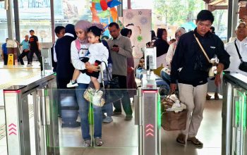 Kurangi Penggunaan Kertas, KAI Daop 3 Cirebon Anjurkan Pelanggan Gunakan Face Recognition Boarding Gate