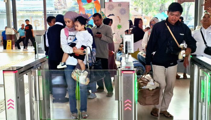 Kurangi Penggunaan Kertas, KAI Daop 3 Cirebon Anjurkan Pelanggan Gunakan Face Recognition Boarding Gate