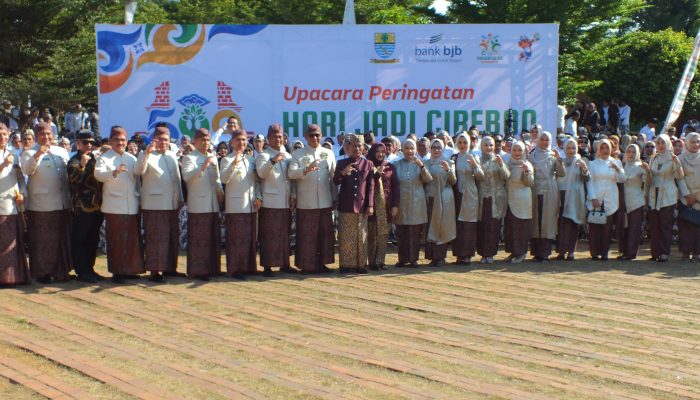 Dandim 0614/Kota Cirebon dan Ketua Persit KCK Cabang XXV Hadiri Upacara Hari Jadi Kota Cirebon Ke-599