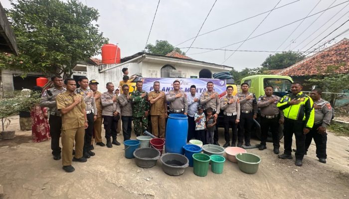 Jelang Hari Bhayangkara ke 80 Satlantas Polres Cirebon Kota Salurkan Air Bersih untuk Warga Argasunya
