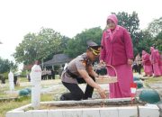 Sambut Hari Bhayangkara ke-80, Polres Cirebon Kota Tabur Bunga di Makam Pahlawan Teladani Semangat Juang Para Pahlawan