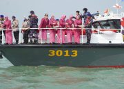 Tabur Bunga di Laut Warnai Peringatan Hari Bhayangkara ke-80 Tingkat Polda Jabar di Perairan Cirebon