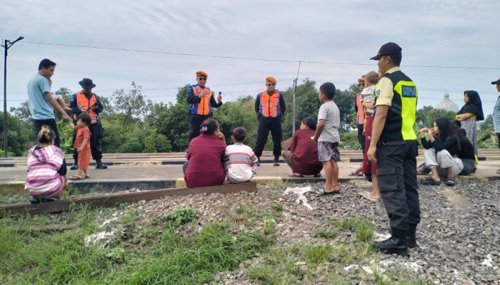 KAI Daop 3 Cirebon Imbau Masyarakat Tidak Beraktivitas di Jalur Kereta Api Selama Libur Sekolah