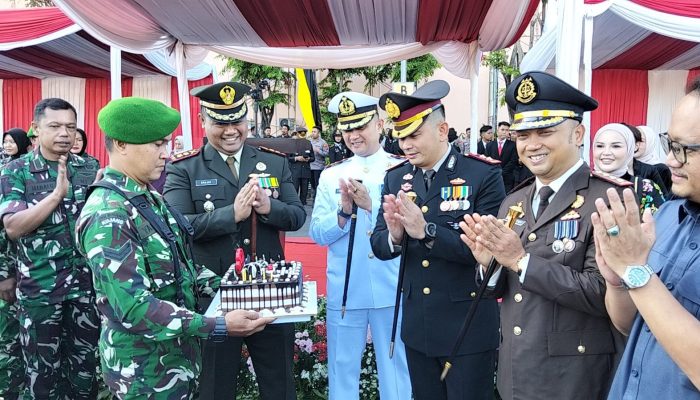 HUT Bhayangkara ke-80, Dandim 0614/Kota Cirebon Beri Kejutan Kado untuk Kapolres Cirebon Kota