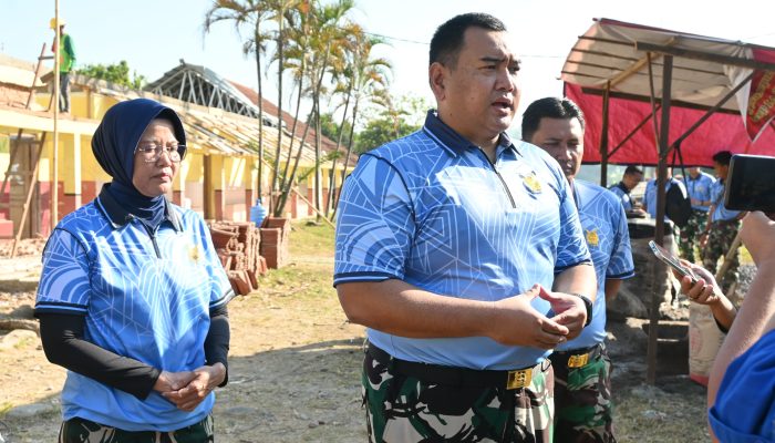 Personel Lanud Sugiri Sukani Gelar Kerja Bakti Massal di SDN Gandawesi 2 Sambut Hari Bakti TNI AU ke-79